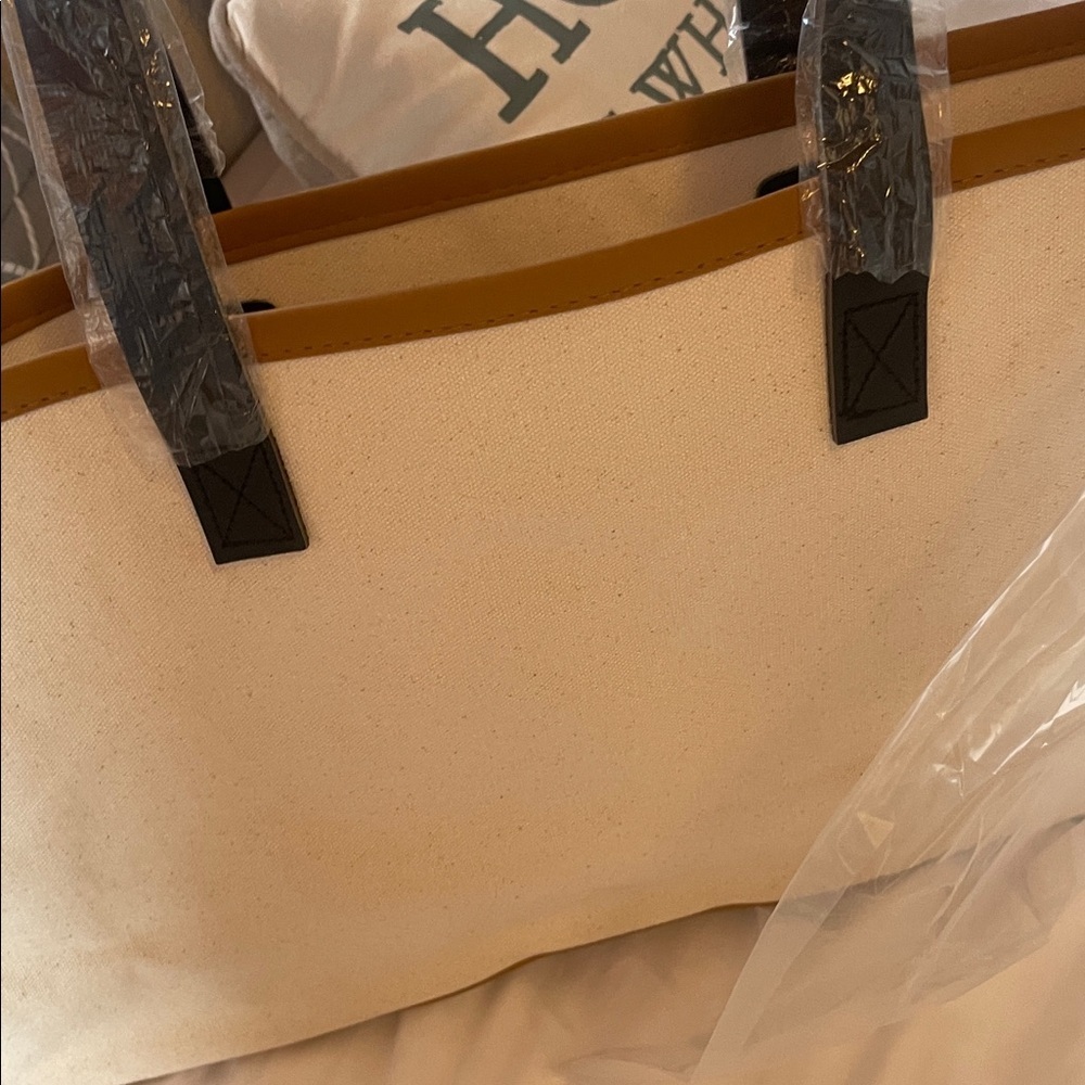 Elegant Cream and Black Getaway Travel Bag - Picture 6 of 6